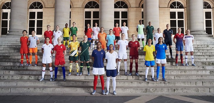 La compañía de equipamiento ha reunido a cuarenta de las mejores atletas del mundo en París para presentar catorce equipaciones de selecciones nacionales para el Mundial de fútbol que se celebrará este verano en Francia.
